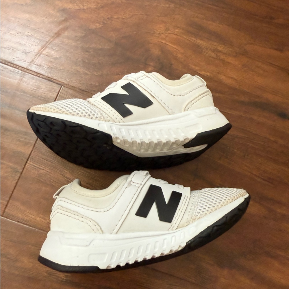 New Balance Kids 247 ' White and Black Sneakers-Size 7 - Picture 8 of 13